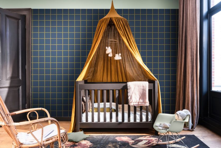 Granatowy i miętowa szarość w pokoju dziecięcym