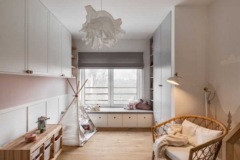pokój dziecięcy szary z drewnem