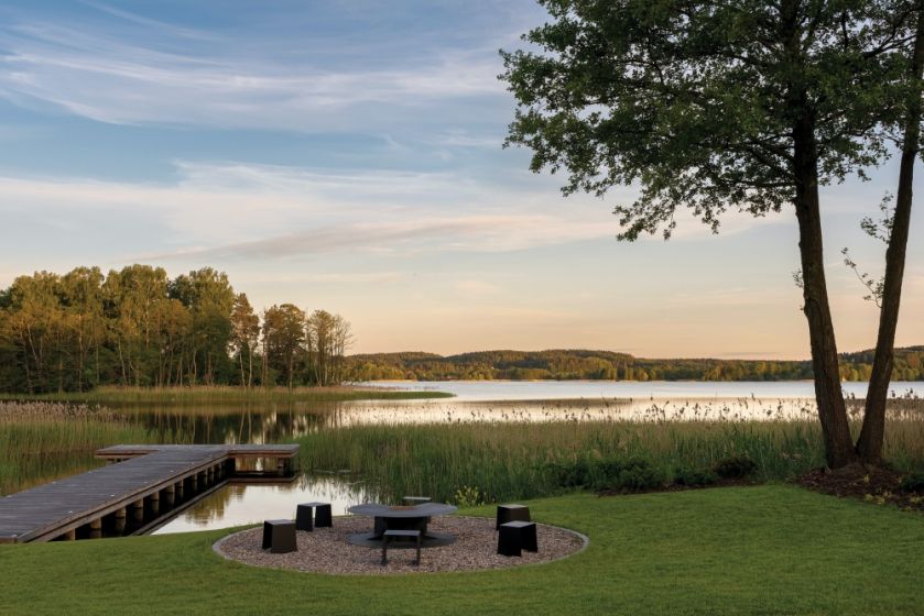 polski dwór na Warmii z malowniczym widokiem na jezioro