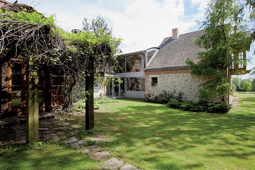 Pomysł z francuskiego magazynu: nowoczesny dom stylizowany na stodołę i połączony ze starym budynkiem przeszklonym