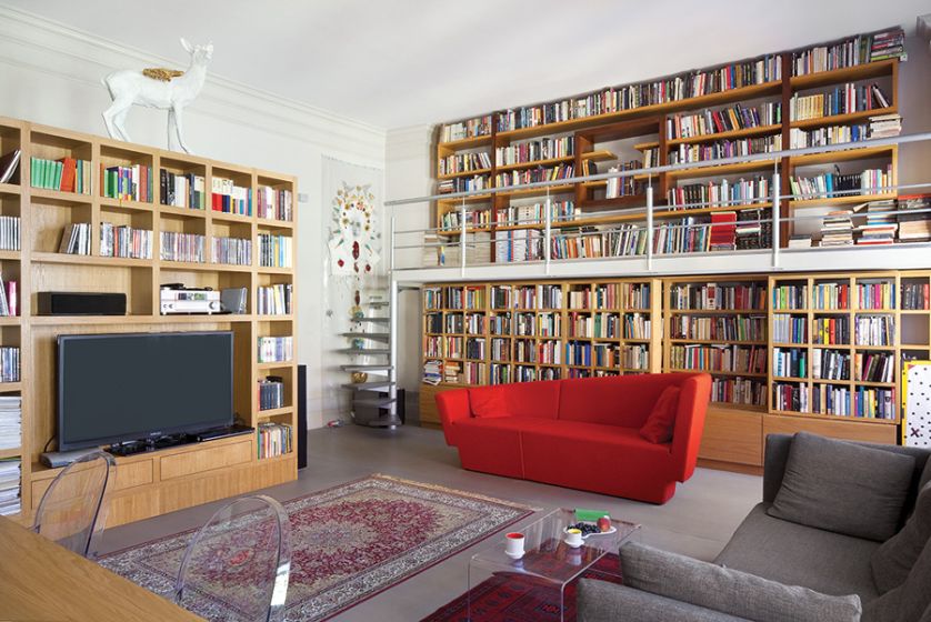 Pomysłowa antresola z książkami. Mieszkanie w kamienicy urządzone przez książki