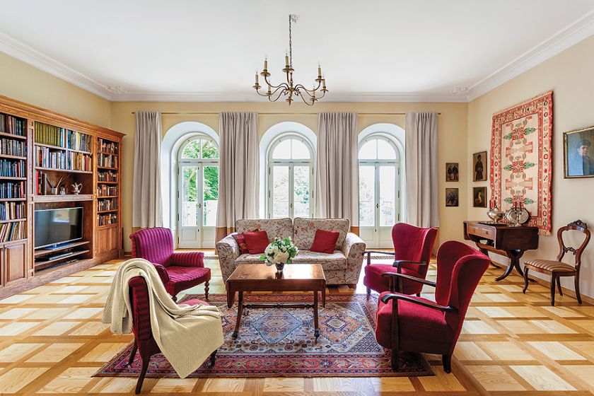 Posadzki odtworzono na podstawie zdjeć. Dębowo-jesionowy parkiet w salonie zrobił na zamówienie Grzegorz Góratowski, a