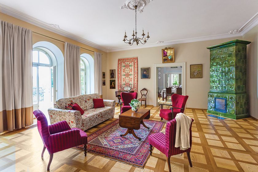 Posadzki odtworzono na podstawie zdjeć. Dębowo-jesionowy parkiet w salonie zrobił na zamówienie Grzegorz Góratowski, a