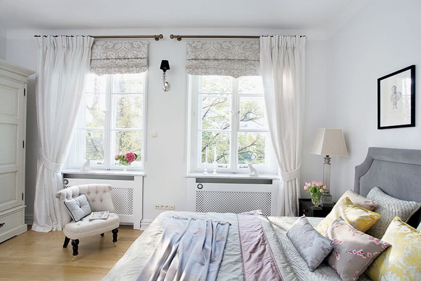 Pościel, ręczniki i szlafroki to marka z Yves Delorme. Poduszki i narzuta są z Almi Decor.