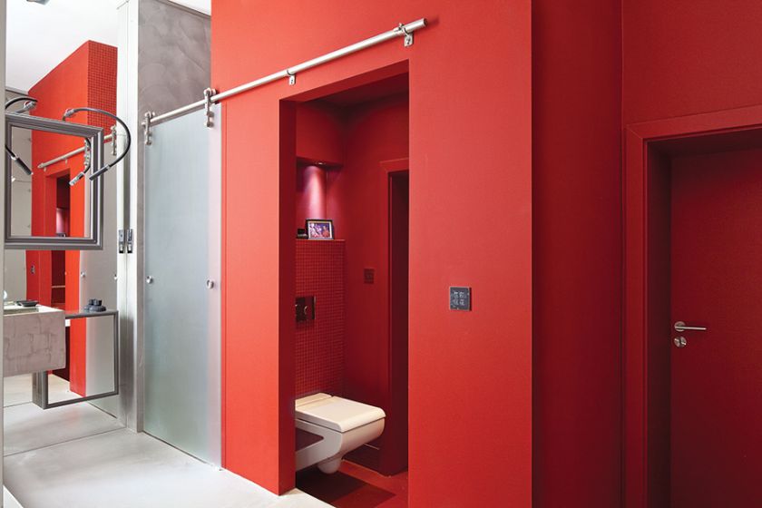 Mieszkanie w kamienicy urządzone przez książki. Projekt jest śmiały i ekscentryczny.