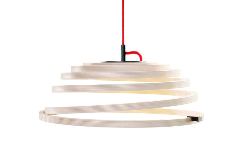 Proste, ale efektowne żyrandole, kinkiety i lampy na stół.