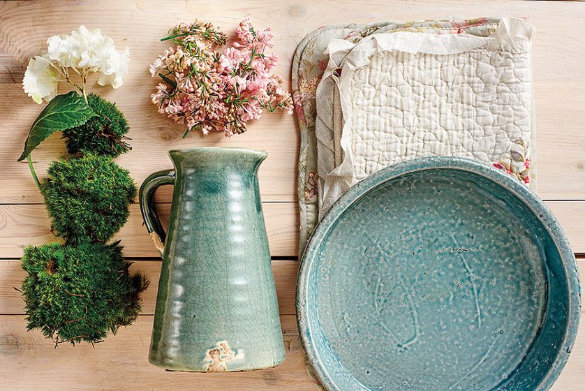 Proste ceramiczne wazoniki, konewki, misy - wszystko będzie idealnym naczyniem na kwiaty.