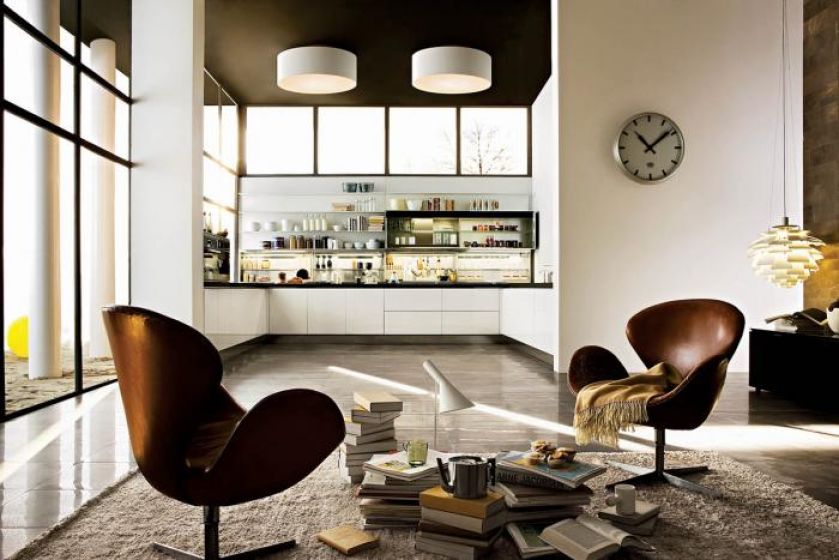 Prosto od designera: do nowoczesnego wnętrza dobrano słynne fotele Swan projektu Arne Jacobsena. DADA