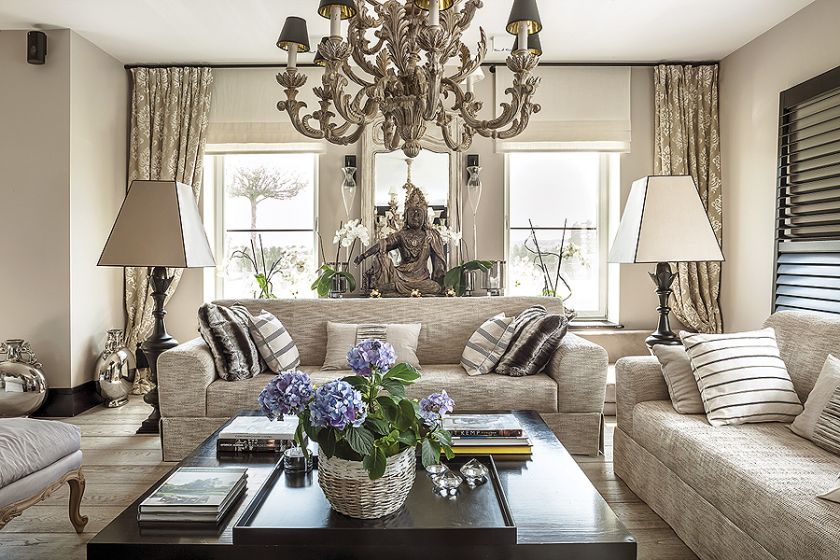 Przedmioty w parach wyglądają lepiej. Stąd dwie kanapy, fotele, lampy, figurki, kwiaty, nawet Budda ma