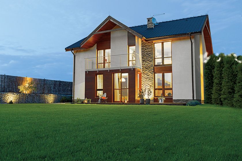 Przepis na soft loft. Szare ściany i fragmenty czerwonego muru, a do tego dużo ciepłego drewna.