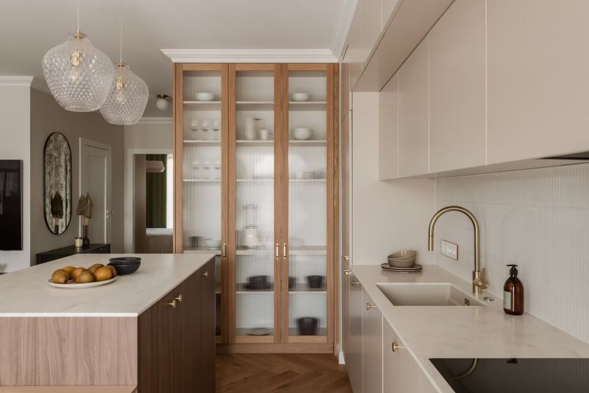 Wysokie przeszklone witryny w zabudowie kuchennej