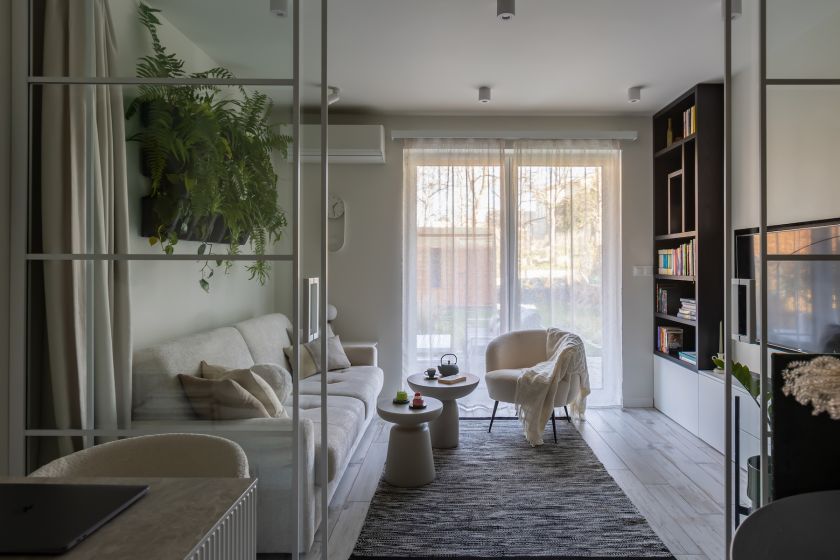 kącik wypoczynkowy w małym salonie