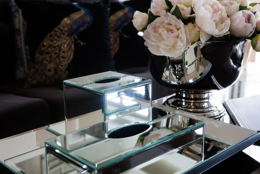 Pudełko na chusteczki Hollywood to proza życia w wersji glamour. Świetlista, dekoracyjna, lustrzana powierzchnia i