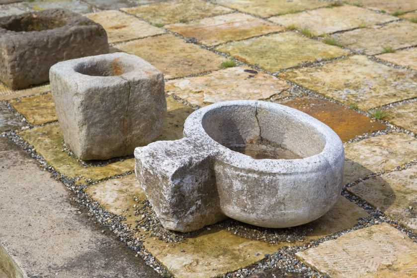 KAMIENNE NACZYNIA NA WODĘ WŁAŚCICIELE PRZYWIEŹLI Z MORAW I POSADZILI W NICH KWIATY. NOWOCZESNE SZKLANE