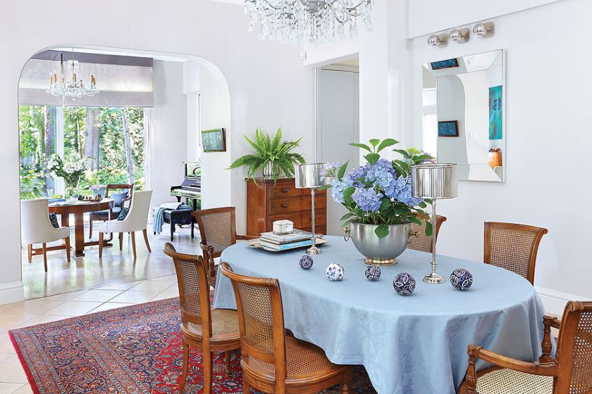 Rezydencja przypomina angielską posiadłość, choć mieści się w podwarszawskim Konstancinie. Elegancki i stylowo urządzony dom