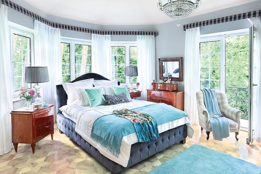 Rezydencja przypomina angielską posiadłość, choć mieści się w podwarszawskim Konstancinie. Elegancki i stylowo urządzony dom