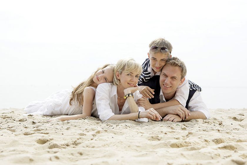 Rodzina w komplecie na wakacjach nad morzem.