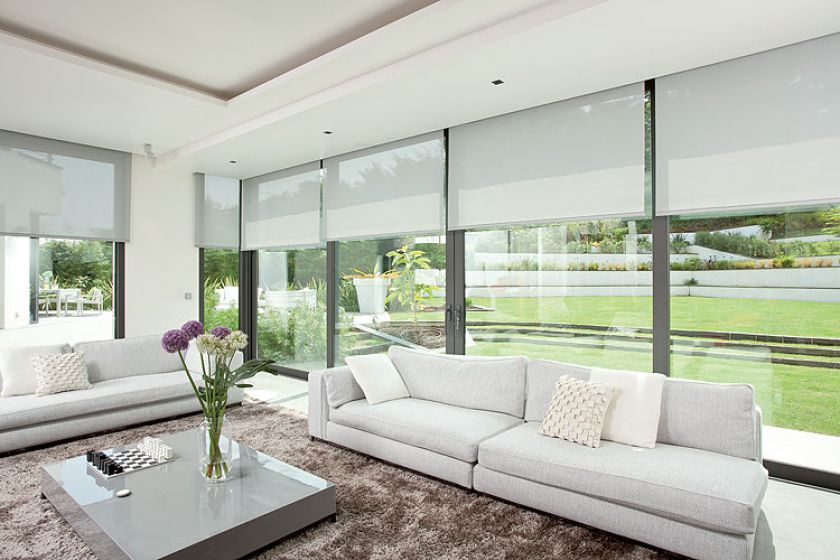 Rolety zewnętrzne i wewnętrzne z napędami oraz sterowaniem marki Somfy.