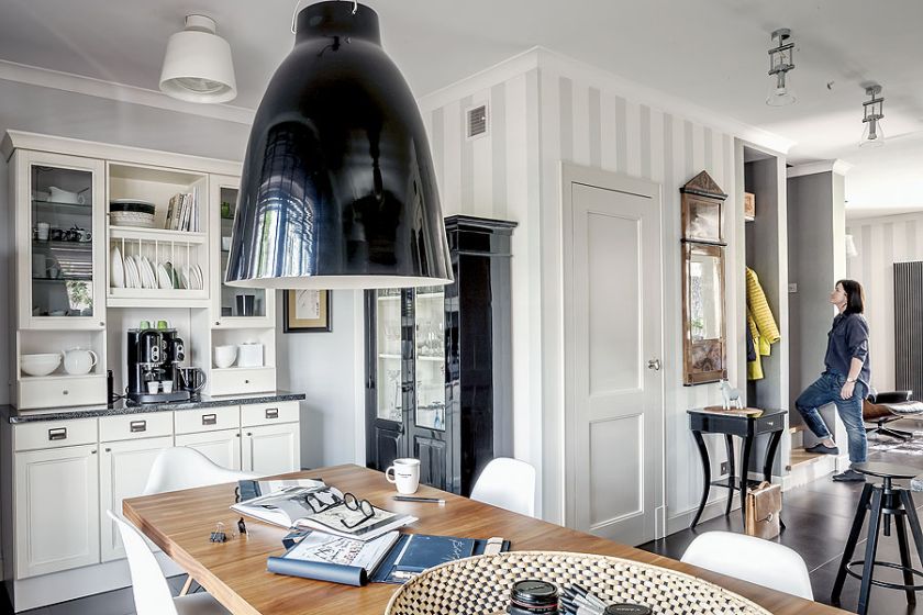 Rozsuwany stół marki Calligaris oraz krzesła Eamesów. Ponadczasowa aranżacja.