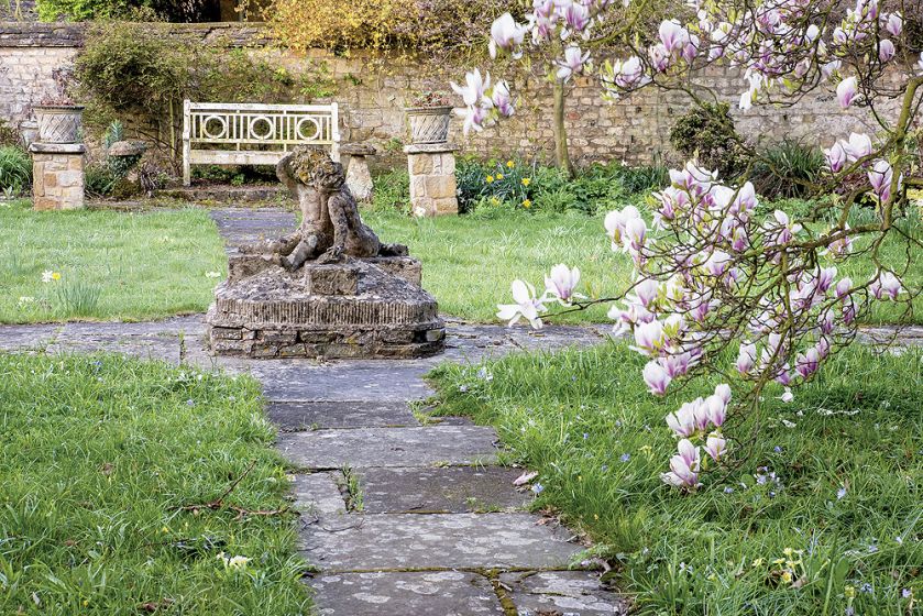 Rzeźba w ogrodzie. Gdy zakwitną żonkile