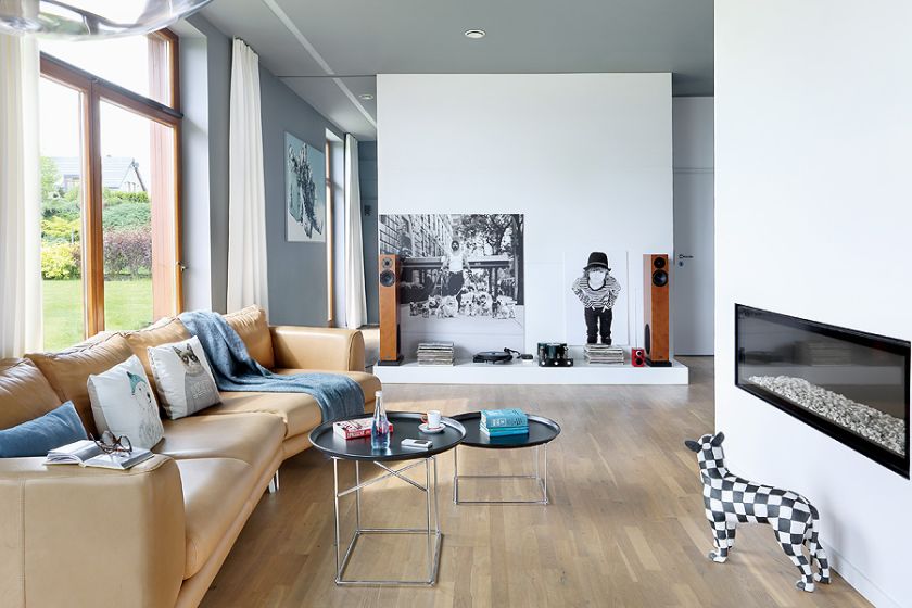 Salon pełen zwierzaków: poduszki z misiem i kotem marki OHH DEER, pies w szachownicę to