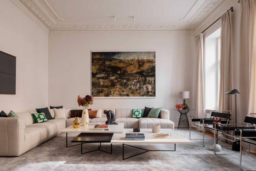 Nowoczesny salon w stylowej kamienicy