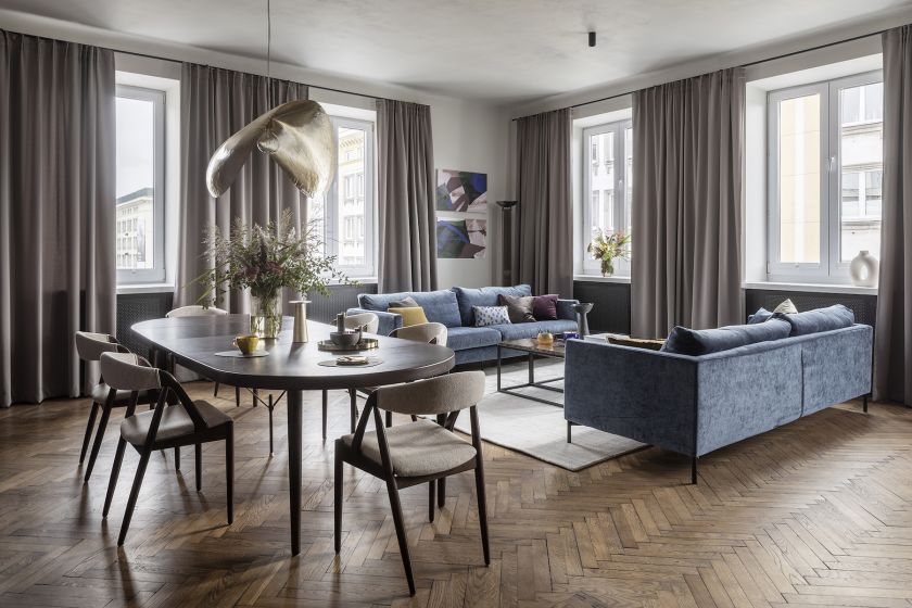 Eklektyczny wystrój salonu w kamienicy