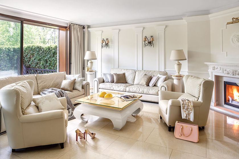 Salon w odcieniach śmietankowym i ciepłego brązu. Właścicielka nie chciała w tym wnętrzu ani trochę szarości.