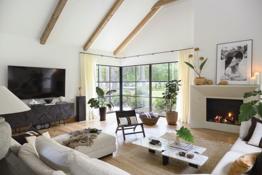 salon z kominkiem w stylu farmhouse