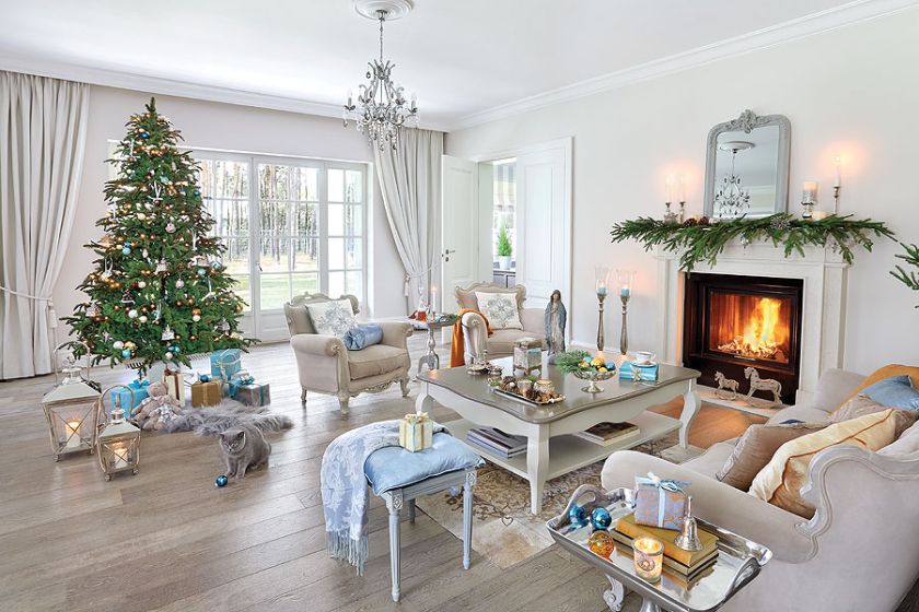 Salon w stylu francuskim w świątecznej odsłonie mieni się srebrem, złotem i błękitami.
