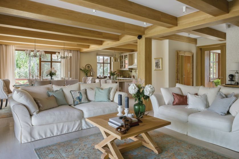 salon styl angielski z rustykalnym