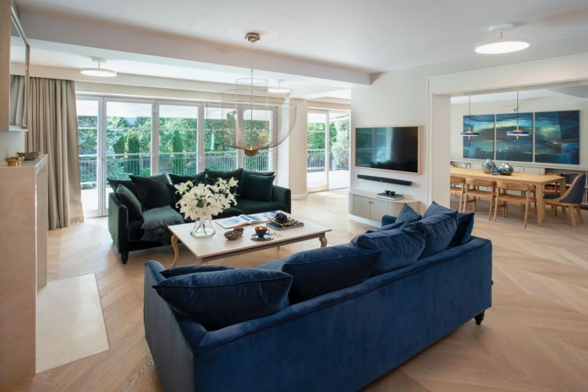 Zielona i granatowa kanapa w salonie