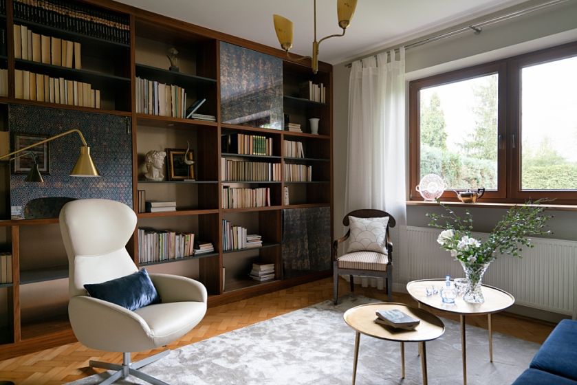 salon z biblioteką w eleganckim stylu