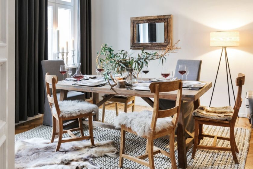 lustro na ścianie w jadalni