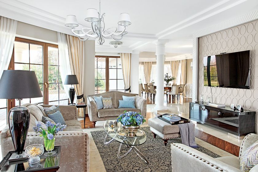 Ściany pomalowane farbą ceramiczną, odbijają światło, błyszczą też welurowe obicia mebli i jedwabny dywan. Stoliki