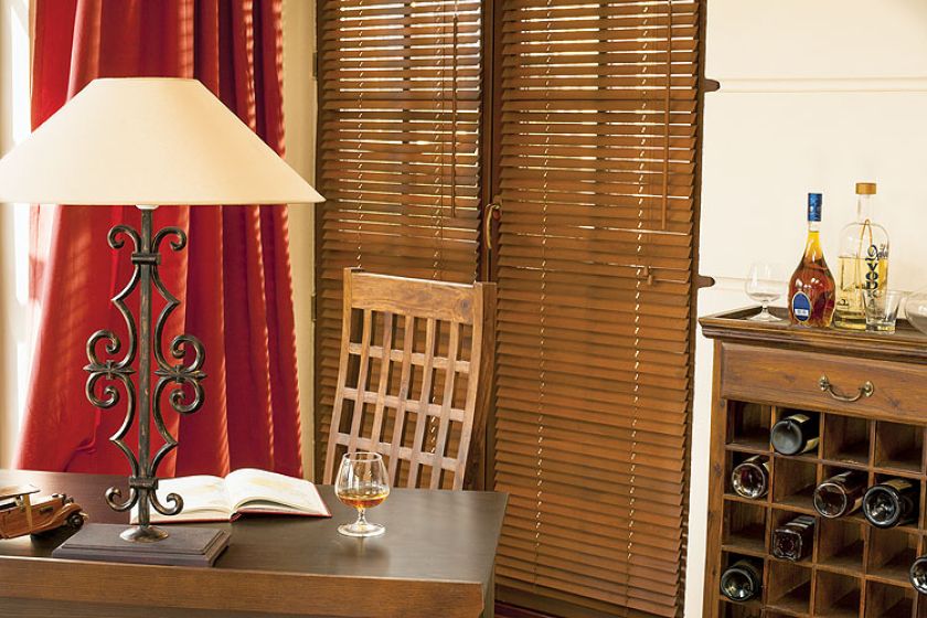 Serce lampy DE FERR to odlew ręcznie pokryty patyną, podstawa z jesionu. Cena 790 zł.