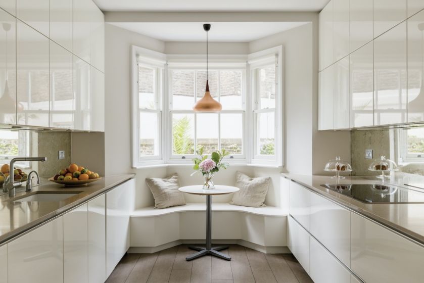 siedzisko pod oknem w roli kuchennej ławki