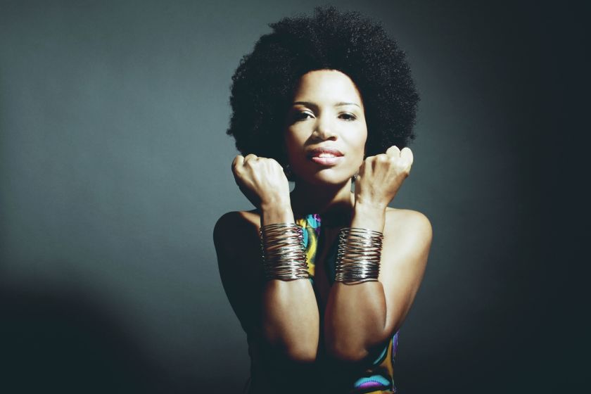 Przeboje Lury są zmysłowe i taneczne.