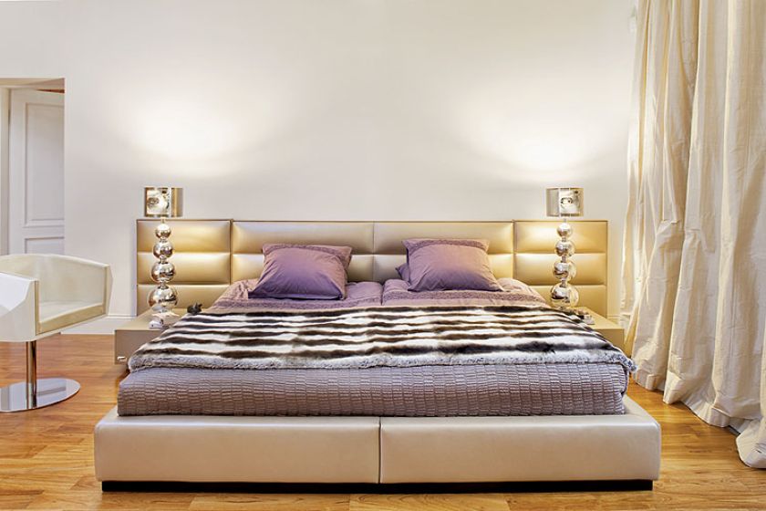 Skórzane łóżko i fotel to meble od Fendi.