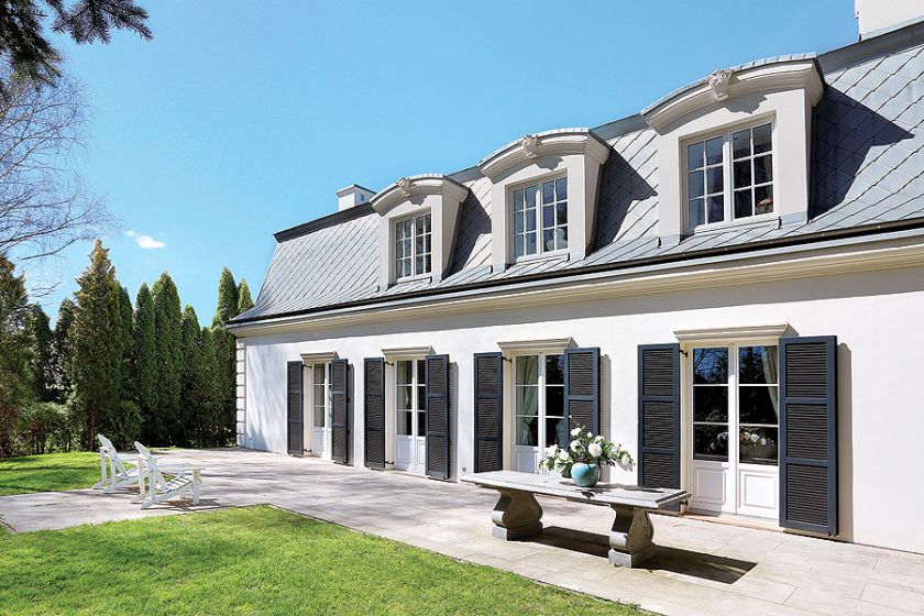 Słońce wpada do kuchni od samego rana, kiedy rodzina je śniadanie, a do salonu po południu.