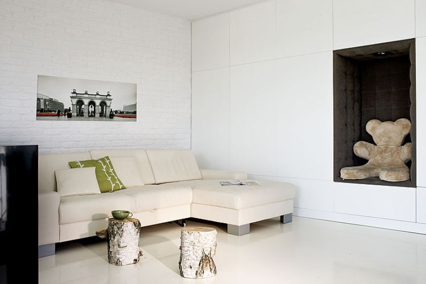 Soliki pieńki to rustykalnu dodatek w nowoczesnym wnętrzu. salon, stoliki-pieńki