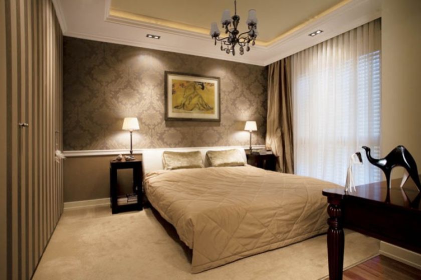 Spokojne kawowe kolory, wzorzyste tapety i klasyczne meble - to recepta na dobry sen.