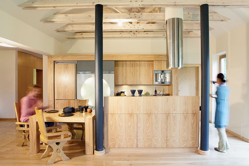 Sprzęt kuchenny wygląda jak jedno z wielu dzieł sztuki (okap kuchenny) albo wtapia się w tło.