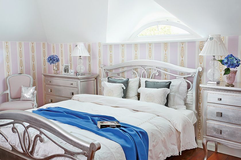 Srebrne komódki zamiast nocnych stolików.