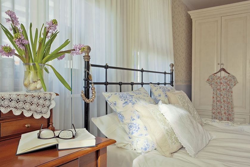 Stalowe łóżko z IKEA znalazione na wyprzedaży garażowej.