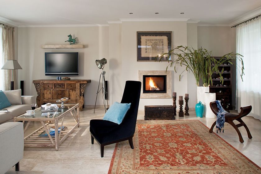 Stare perskie dywany świetnie się komponują z chińszczyzną i jasnymi marmurowymi podłogami.