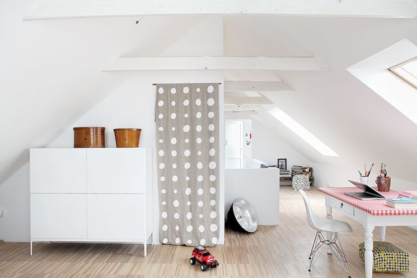 Stół po babci dostał nowy blat w kratkę.