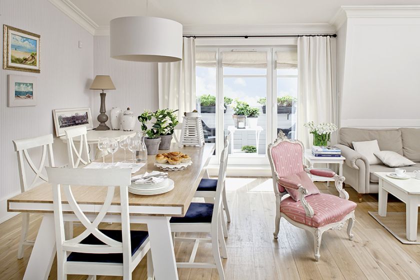 Stół zaprojektowała gospodyni. Mieszkanie w kolorach morza