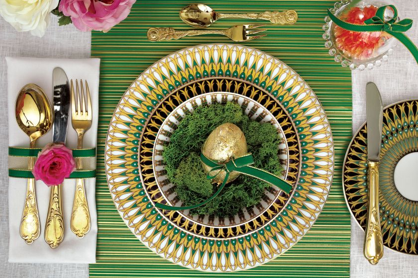 Urszula Michalak z interiordesignblog.com proponuje stylizację stołu pod hasłem: Klasyka w zieleni .