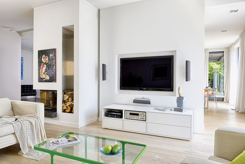 Stolik z zieloną ramą to Campus z Indivi Design Store. Pled i poduszki - Home Sweet Home.